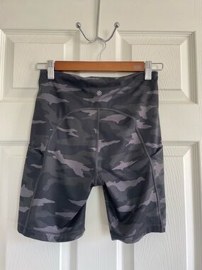Athleta Gray Camo High Rise Bike Shorts Athletic Compression Size SP